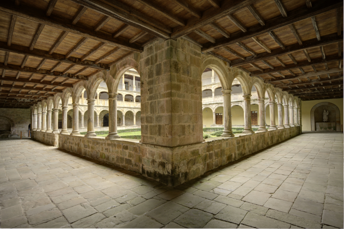 Vista del claustro del monasterio de valdedios desde el extremo nordeste